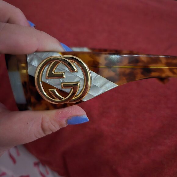 Sunglassess(Gucci) - Picture 2 of 6